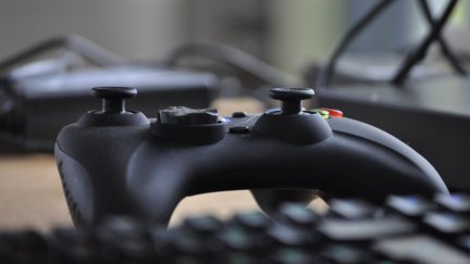 Cuadro de mandos de una consola de videojuegos. / Pixabay