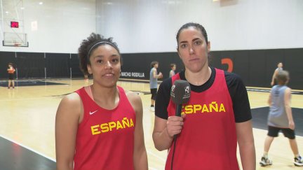 Helena Oma y Vega Gimeno posan con el micro de Aragón Deporte
