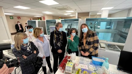 La consejera de Sanidad, Sira Repollés, ha visitado este martes el nuevo laboratorio de Teruel. / Gobierno de Aragón