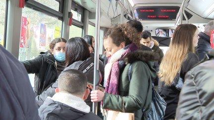 Varias personas en el interior del tranvía de Zaragoza.