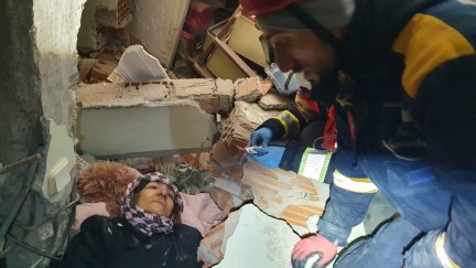 La mujer rescata por los bomberos de Zaragoza bajo los escombros en la ciudad de Adiyaman. / Ayuntamiento de Zaragoza.