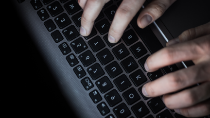 Los menores en España acceden a su primer contenido pornográfico a los 8 años. / Canva
