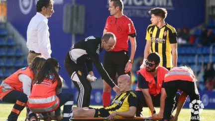 Víctor Mollejo se marcha lesionado durante el encuentro ante el Andorra.