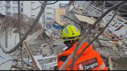 Efectivos de bomberos de Zaragoza trabajando en la zona afectada en Turquía. / Bomberos Zaragoza