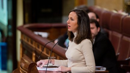 La ministra de Derechos Sociales, Ione Belarra, interviene en el pleno del Congreso de los Diputados este jueves. / EFE.