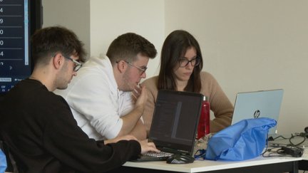 80 alumnos de FP estrenan el Campus Digital resolviendo problemas en la nube de Amazon.