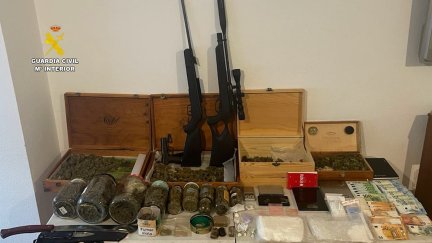 El alijo incluía drogas, armas y dinero. / Guardia Civil