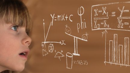 Una niña estudia ciencia. / Foto: Pixabay.