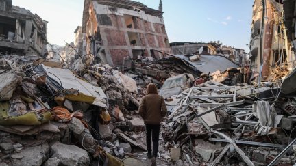 Un hombre camina junto a los escombros de varios edificios en Hatay, Turquía. / EFE