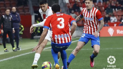 Cristian Salvador en plena pugna por un balón. Foto: LaLiga