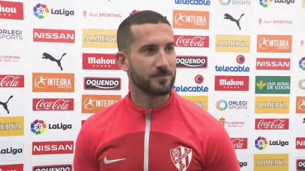 Óscar Sielva, en la zona mixta de El Molinón.