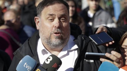 El presidente de ERC, Oriol Junqueras, atiende a los medios en su visita a la Fira de la Candelera, en Molins de Rei el pasado 5 de febrero. / EFE.