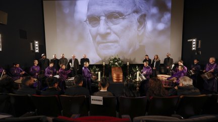 La capilla ardiente de Carlos Saura, fallecido el pasado viernes a los 91 años, ha abierto este mediodía en la Academia de Cine de Madrid. / EFE.