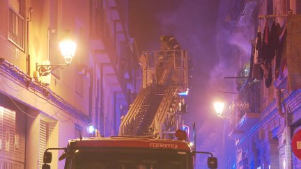 Bomberos del Ayuntamiento de Zaragoza trabajando en el inmueble afectado.