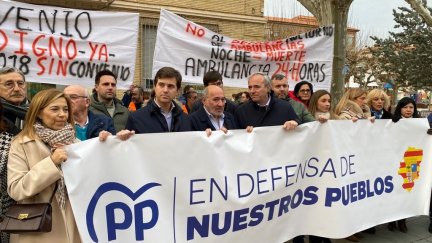 Concentración en protesta por el recorte de servicio de la UVI del Hospital de Calatayud. / Europa Press