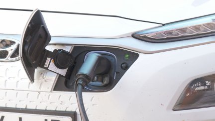 Un vehículo eléctrico cargando la batería.