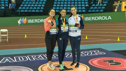 Elena Guiu durante la entrega de medallas ayer en el campeonato de España absoluto