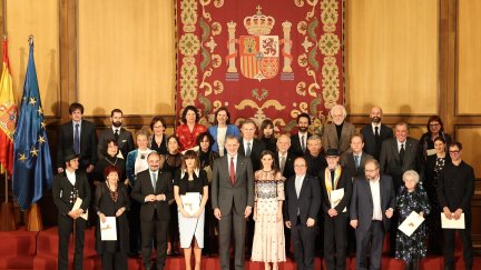 Los Reyes junto a los premiados. / Europa Press.