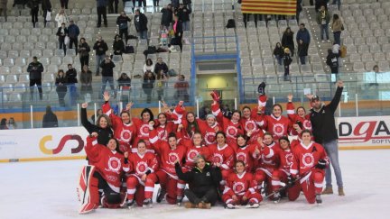 Celebración del Club Hielo Jaca femenino.