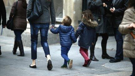 Niños paseando junto a su madre. / Europa Press.