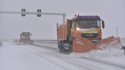 Varias quitanieves en una carretera de Huesca. / Europa Press.