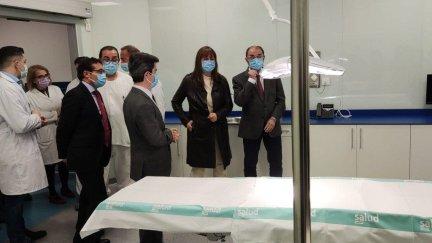 Javier Lambán, Sira Repollés y Luis Felipe, junto a responsables del centro, en la visita a las nuevas urgencias del Hospital San Jorge de Huesca. / Ernesto Pérez
