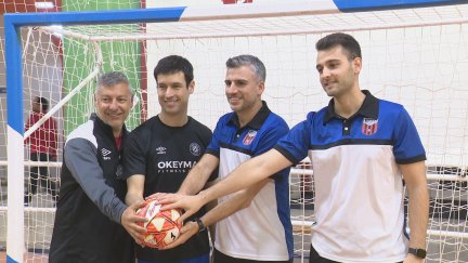 Entrenadores y jugadores de ambos equipos posan con el balón del partido.