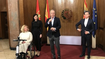 El alcalde de Zaragoza y el consejero municipal de Urbanismo, Víctor Serrano, con la presidenta de la Asociación de Ucranianos Residentes en Aragón, Alina Klochko, y a la exnadadora paralímpica Olena Akopyan, en el primer aniversario de la invasión. / Europa Press.