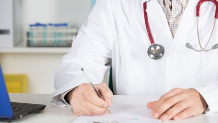 Imagen de archivo de un sanitario en la consulta. / Canva