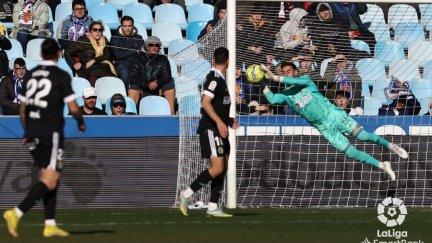 Caro despeja un potente lanzamiento lejano de Bebé. Foto: LaLiga
