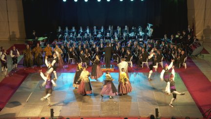 En el acto han participado 150 personas, entre músicos, cantantes y bailadores.
