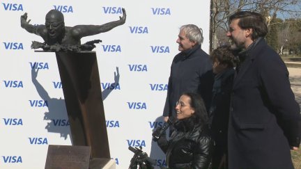 Teresa Perales en el momento de la inauguración de la estatua. Foto: Aragón Deporte