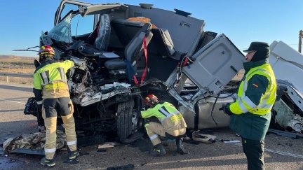 Imagen del accidente ocurrido en la N-232 a la altura de Azaila (Teruel). / DPT
