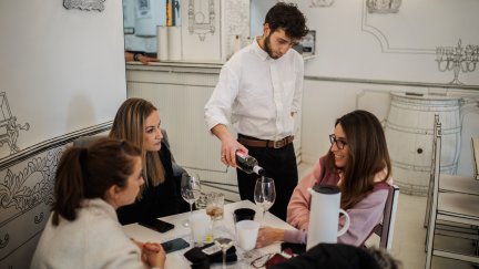 Un camarero sirve vino a unos comensales. / Europa Press