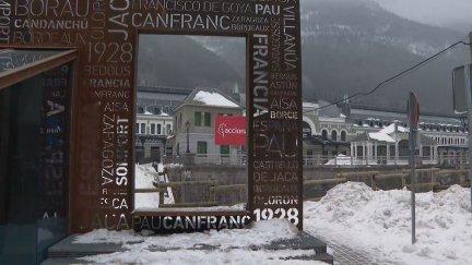 La localidad de Canfranc (Huesca), este martes, cubierta por la nieve.