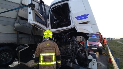 Los bomberos han tenido que excarcelar al conductor de uno de los camiones. / Ayuntamiento de Zaragoza
