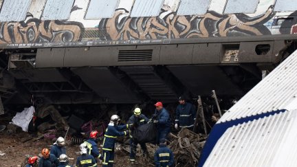 Los bomberos trabajan en el lugar del choque de dos trenes ocurrido anoche al norte de Larissa, en Grecia central, que ha causado al menos 32 muertos y más de 85 heridos, 25 de ellos de gravedad, mientras continúa la búsqueda de pasajeros entre los restos de los vehículos./ EFE/APOSTOLIS DOMALIS.
