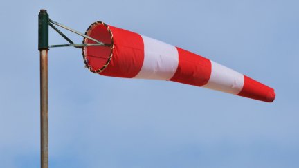 Las ráfagas más fuertes de viento registradas en Aragón están asociadas a tormentas. / Canva