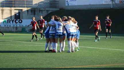 Las jugadoras del Zaragoza CFF celebran un gol.
