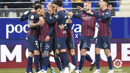 Los jugadores de la SD Huesca celebran el 1-0.