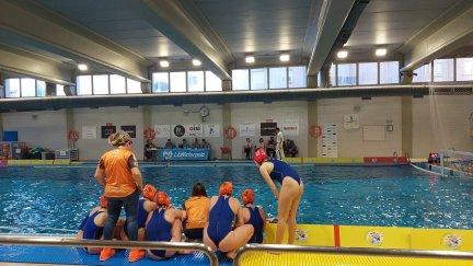 Las jugadoras de la Escuela durante un tiempo muerto del duelo ante Rubí.