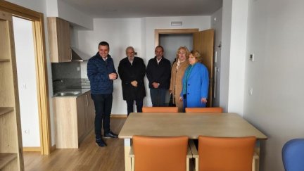 la consejera de Ciudadanía y Derechos Sociales, María Victoria Broto, ha visitado los apartamentos.