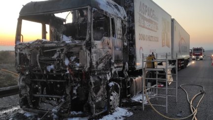El incendio de un camión en la A-2 a su paso por La Muela ha obligado a cortar un carril de la autovía. | Guardia Civil