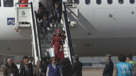 Momento de la llegada de los refugiados Sirios a la base de Torrejón de Ardoz.