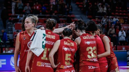 Las jugadoras del Casademont Zaragoza celebran su victoria sobre IDK.