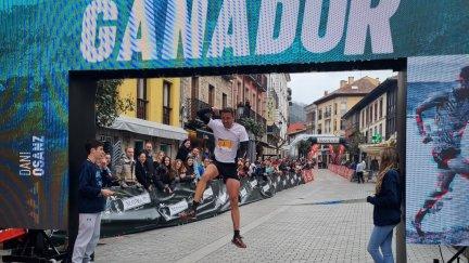 Daniel Osanz celebra en la meta asturiana su victoria.