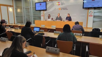 La consejera de Economía del Gobierno autonómico, Marta Gastón, junto a la autora del estudio, María Aguilar, y la presidenta de la Asociación de Directivas de Aragón, María Sasot. / DGA.