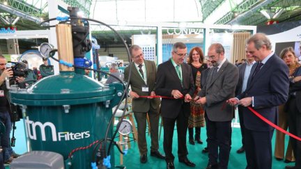 El presidente de Aragón, Javier Lambán, este martes, en la inauguración de SMAGUA, junto con el consejero de Agricultura, Ganadería y Medioambiente, Joaquín Olona. / Luis Correas-Gobierno de Aragón