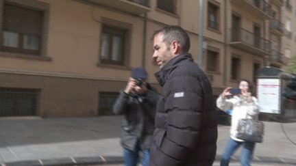 Carlos Aranda saliendo del juzgado tras su detención.