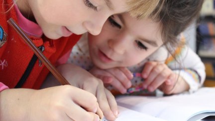 El proceso de escolarización suele generar cierta inquietud entre los padres. / Canva